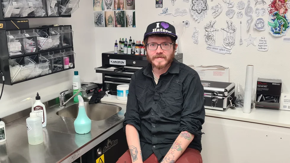 35-årige tatueraren Kim Pettersson jobbar på The white trash tattoo company i Katrineholm.
