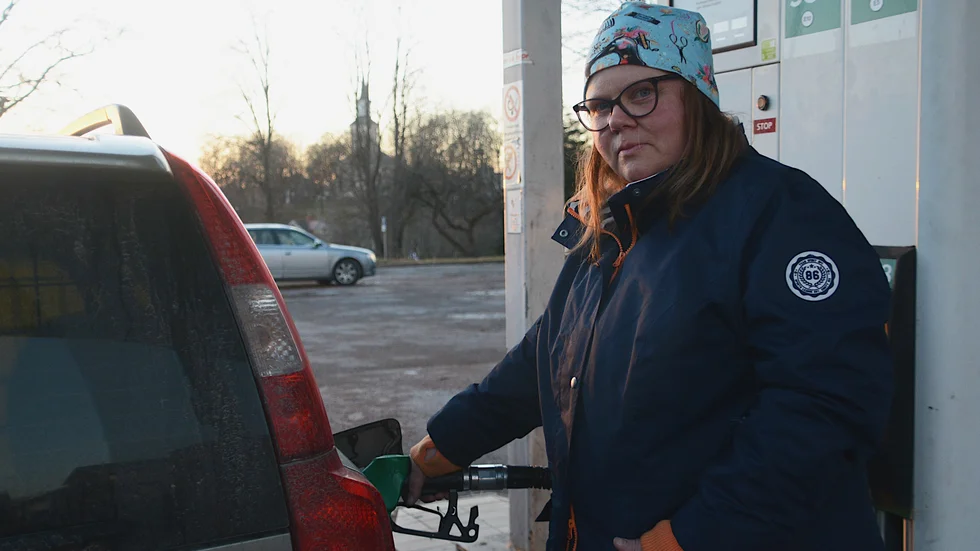 Tidigare under året betalade Jessica Larsson i Hallingeberg nära 5 000 kronor i månaden för att kunna ta sig till jobbet. Sedan hon bytt till elbil har kostnaden sänkts med cirka 3500 kronor. "Jag trodde väl aldrig att jag skulle köpa en elbil men nu har jag kört den i två månader och är nöjd", säger hon.