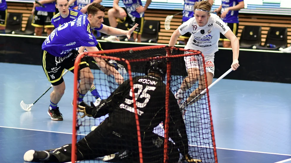 Jonathan Blomqvist (t v) i kamp med Storvretas Filip Eriksson i en tidigare match. Nu har Hagundakämpen tagit en paus på obestämd tid från inebandyn. "Det blev för mycket för mig." (Arkivbild)