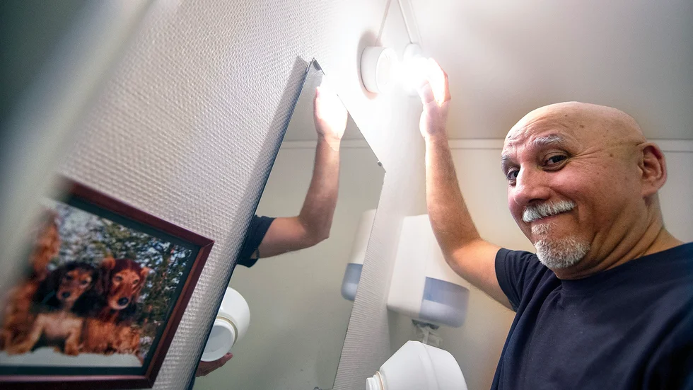 "Fixartjänsterna kan handla om att byta en glödlampa eller hänga upp en gardin", säger Wilson Rojas, en av kommunens ”fixare”.  