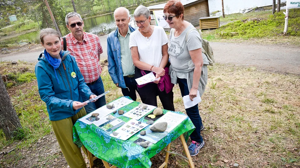 Torun Bergman, Naturskyddsföreningen i Skellefteå, visar och berättar. Karl Holmberg, Kent Sandberg, Britt-Marie Sandberg och Sara Björkman deltog i artbingo.
