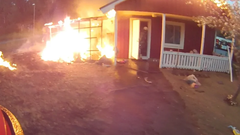 Fyra personer, varav tre barn, befann sig i huset när branden utbröt.