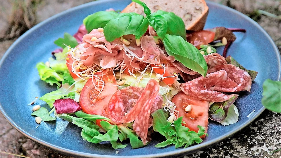 En tallrik med italienska charkuterier, grönsaker och gott bröd. Mer behövs inte en varm sommardag. 
      