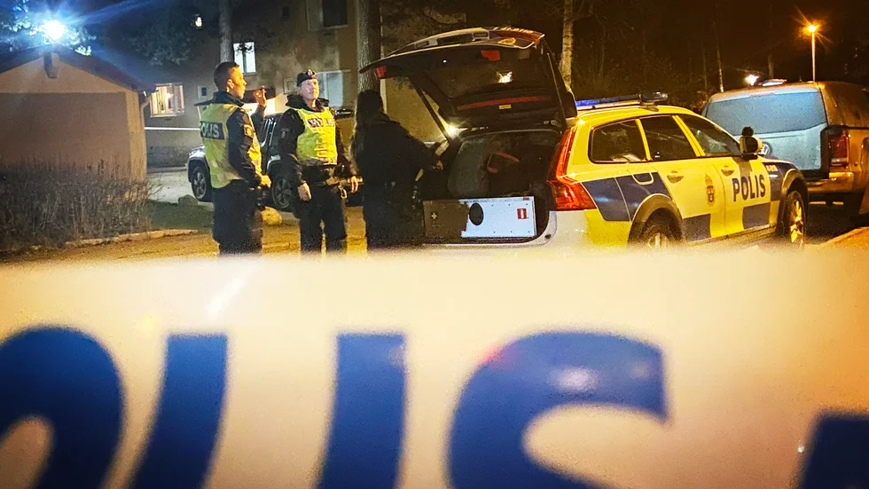 Fröslunda skakades av flera skjutningar. Den 20 november skadades en 14-årig pojke allvarligt i en skottlossning. Strax efteråt greps och häktades en 23-årig man. Senare greps ytterligare en man.
