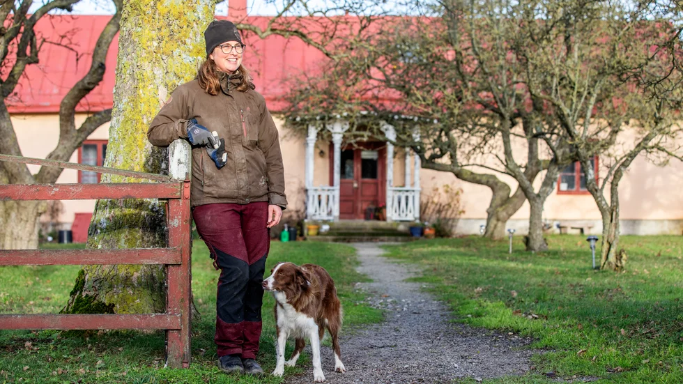 Elin Gustafsson framför boningshuset på Ungesmiss gård i Stenkyrka som hon och familjen flyttade till 2013. 