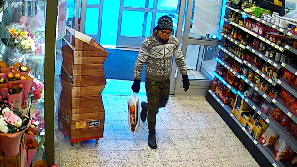 Amir Amiri fångad av en övervakningskamera på Ica i Norsjö den 14 oktober.