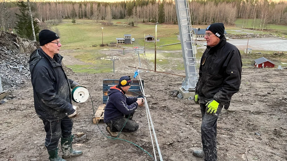 Jan-Erik Nilsson från Åre får hjälp av Båsenbergaseniorerna Klas Swartling och Sören Ericsson att splitsa vajern till nya liften.
