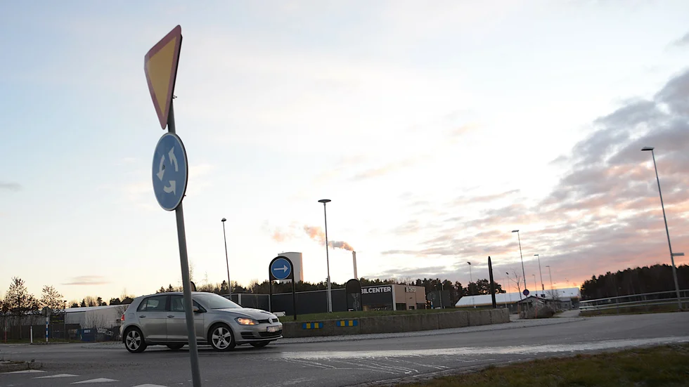 Bilxthalkan kommer ofta överraskande. Men nu är vädret sånt att det gäller att se upp. En extra riskfylld plats är till exempel rondellen vid Ceosområdet. Yttre ring är ett av de värre stråken dit kommunens folk åker för att kolla läget när det är svårt att avgöra om halkbekämpning behövs eller inte. 