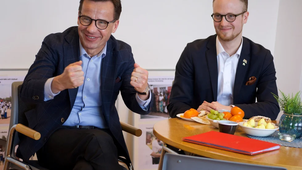Ulf Kristersson gillade besöket på Marongas Hörna i Bureå. Till höger i bild Andreas Löwenhöök. 