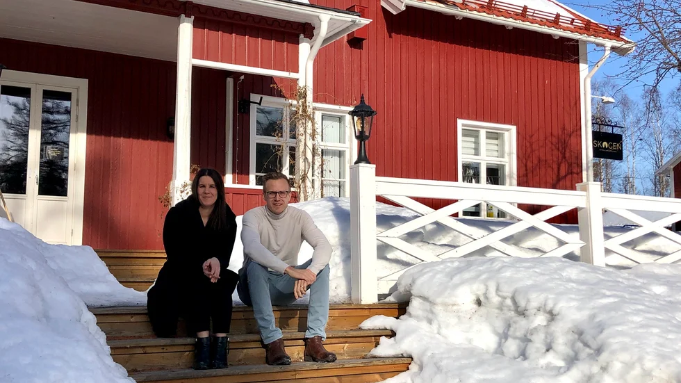 Hotell Laponias verksamhet sväller i storlek i och med köpet av Skogen hotell i Arvidsjaur. Här sitter hotellchefen Sandra Laestander med vd:n Kristofer Lundström.