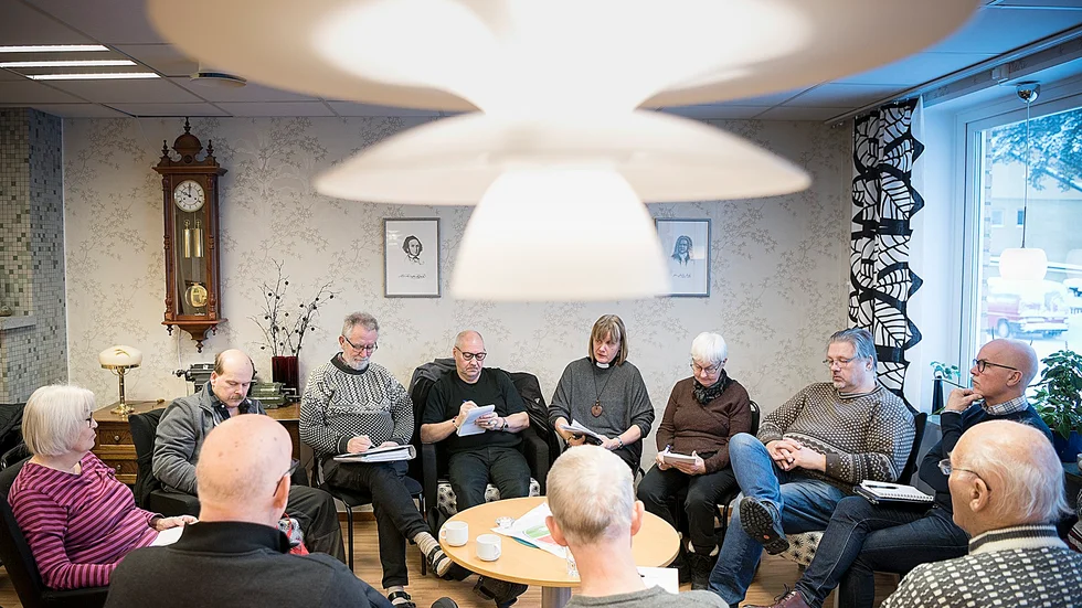 Världens kurs diskuterar aktuella samhällsfrågor utifrån ett kristet perspektiv. 