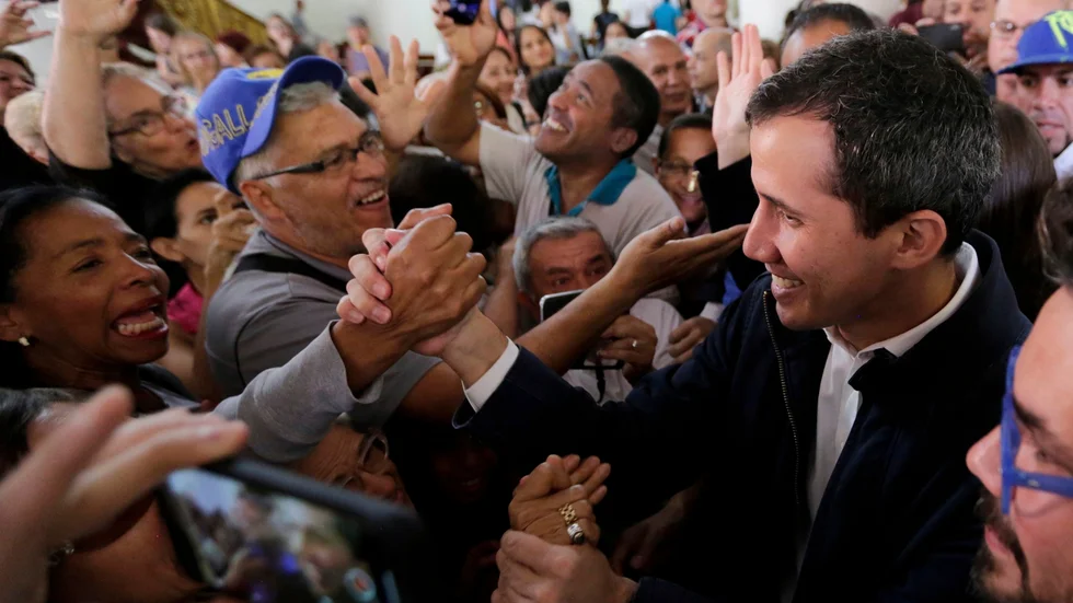 Oppositionsledaren Juan Guaidó kämpar för att avsätta president Nicolás Maduro.