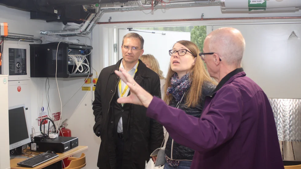 Tommy Sundqvist, projektingenjör vid Skellefteå Kraft berättar om Zero Sun-huset för konferensdeltagarna Lasse Pohjala från Vasek i Vasa och Reija Harlamow från Kosek i Karleby. 