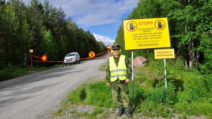 Förbi den här skylten är det skjutvarning. Ingen får passerade bommen, ändå körde två flickor i 13–15-årsåldern förbi in på skjutområdet med sina mopeder.
