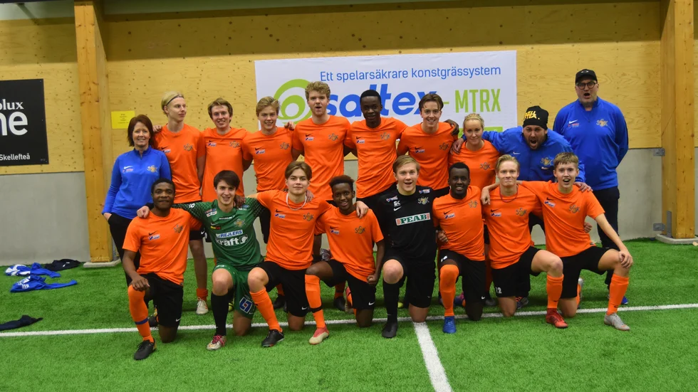 Sunnanås herrlag vann Electrolux Home Cup – med damlagets tränare Annika Kukkonen som en av spelarna.