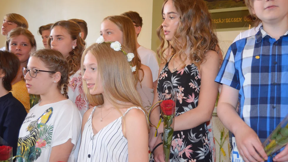 Medle bönhus intogs av produktiva elever då sjätteklassarna bjöd på en egenskriven låt till skolans personal. 