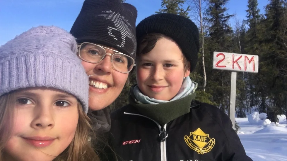 Maya, Malin och Theo Christoffersson efter två kilometers åkning. Då var trion fortfarande vid gott mod.