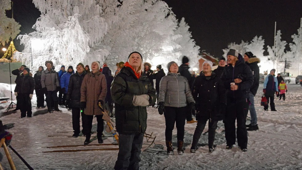 Invigningen avslutades med ett mäktigt fyrverkeri på torget i Arjeplog där många människor hade mött upp.