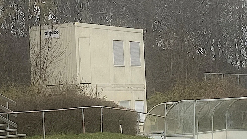 Här ska byggas ett nytt speakertorn som ersättning för det som brann för några år sedan. En läktare på motsatta sidan av planen och ett omklädnings- och förrådsbygge med toaletter vid konstgräsplanen på drygt 500 kvadratmeter ingår också i beslutet.