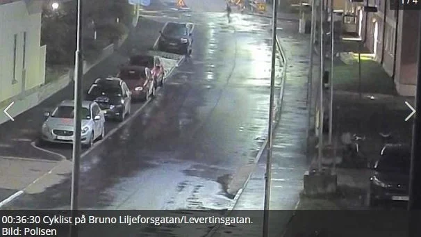 Bild från övervakningskamera på cyklisten som enligt utredarna är 20-åringen, strax innan han fördes bort i en bil. 