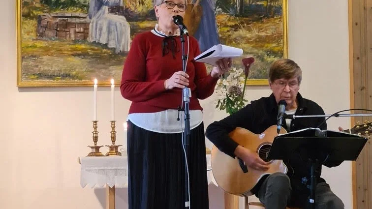Lisbeth och Ingemar spelade och sjöng.