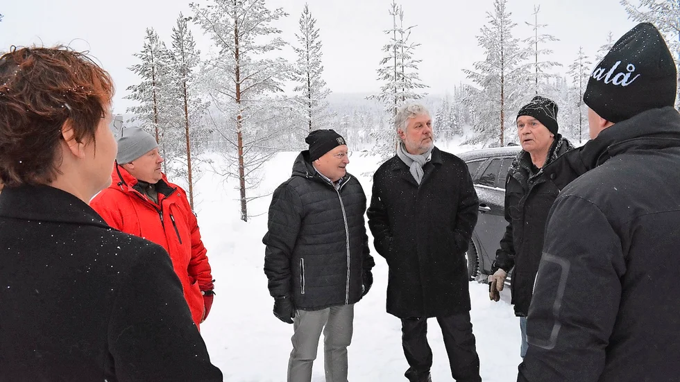 Samtal. Ulf Lindfors (t h) berättar för Peter Eriksson om problemen han haft med att sätta upp ett fritidshus vid Lappkåtaudden, Risliden. Magnus Johansson, Vilhelmina kommun, och Sam Venngren, Norsjö kommun, är några andra politiker som var med på resan. Foto: Lennart Enkvist.
