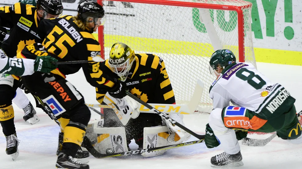 SKELLEFTEÅ 20171116Färjestads Lucas Nordsäter prövar Joni Ortio i en tidigare match under säsongen. 