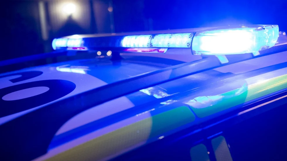 En personbil hade av okänd anledning kört av vägen längs länsväg 94, i närheten av Klöverträsk.