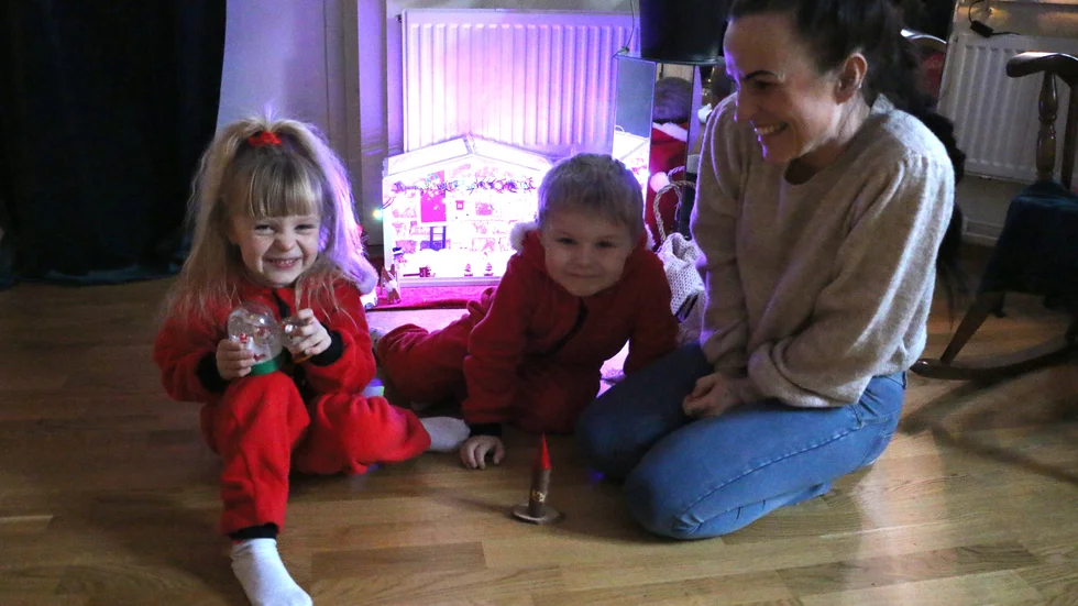 Barnen Lowina 4 år och Leon 5 år gillar att pyssla och leka med nisses saker. 