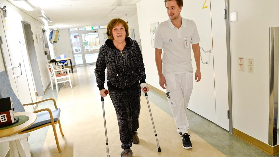 Stina Sandström är en av patienterna som är med i projektet. I fredags gjorde hon en höftprotesoperation på Skellefteå lasarett och är redan uppe på benen och tränar tillsammans med fysioterapeuten Pontus Nilsson. Foto: Carina Kvist.