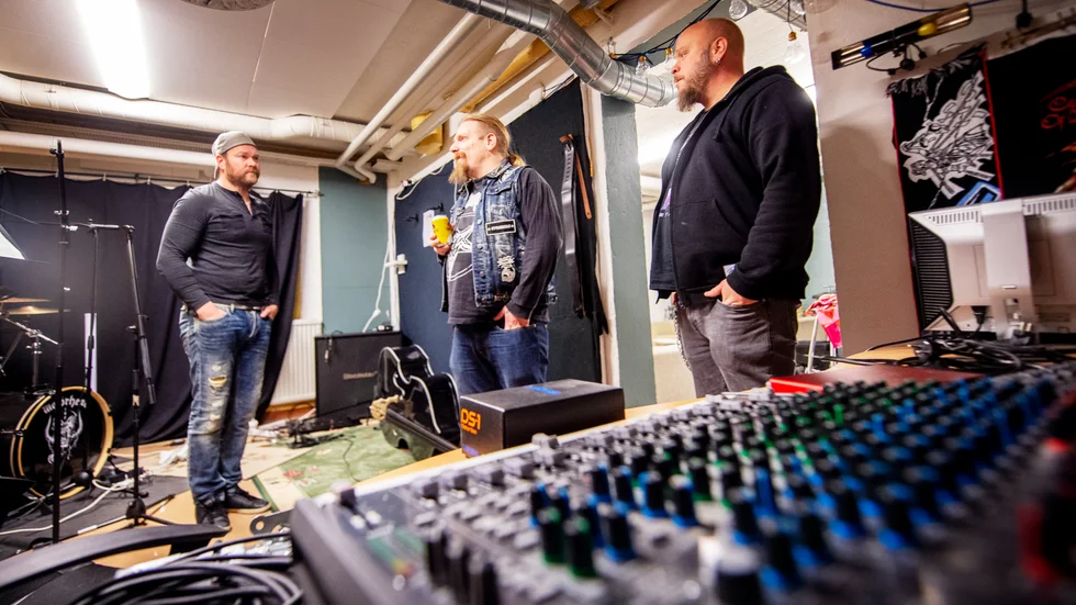 Joakim Rigestål, Mattias Hellman och Håkan Holmström i replokalen efter stölden. Nu är bandet igång och spelar igen.
