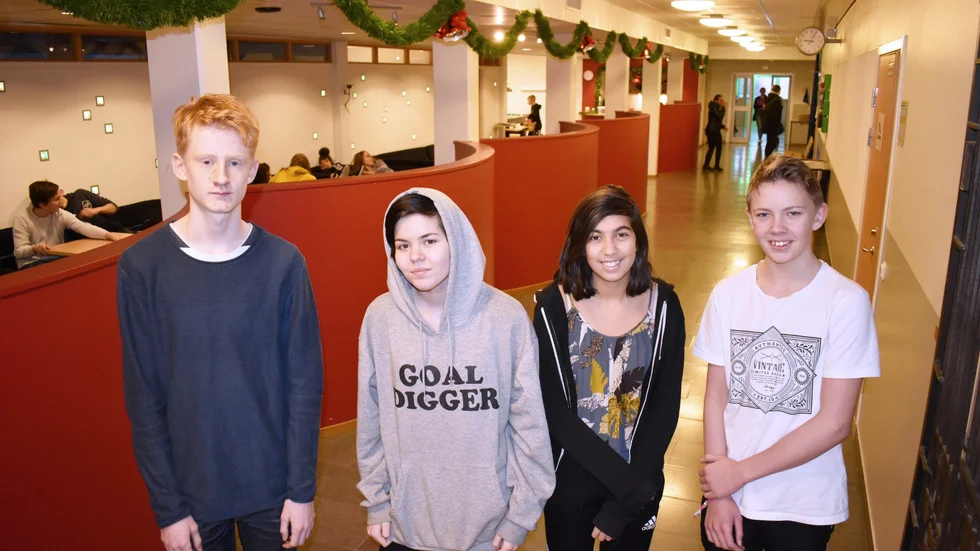 Nior som varit stolta över att gå på Brännanskolan är fr v Filip Sandström, My Jonsson, Ebba Högdahl, Otto Forslund. Foto: Yvonne Rönngren.