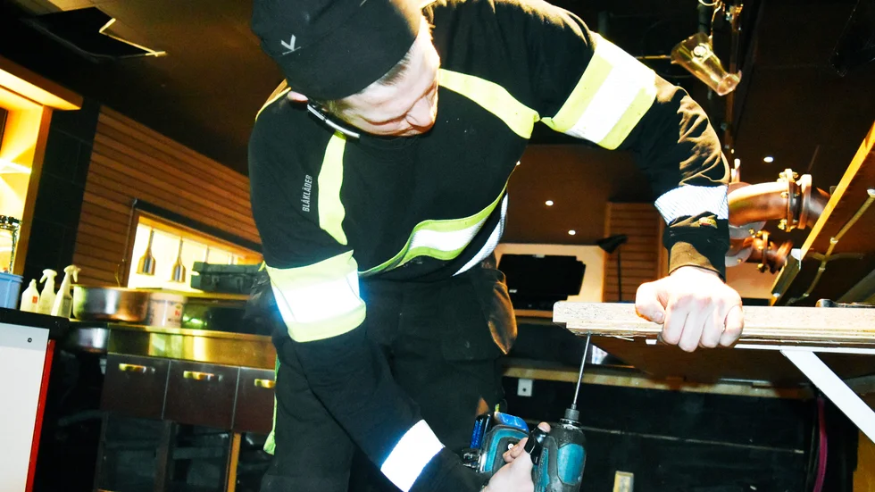 Anton Åström, snickare, är med och fixar till inför nypremiären. 