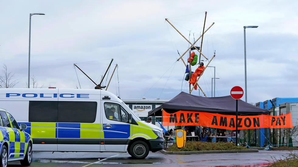 Aktivister från Extinction Rebellion blockerade infarten till Amazons lagerlokal i Coventry i Storbritannien.