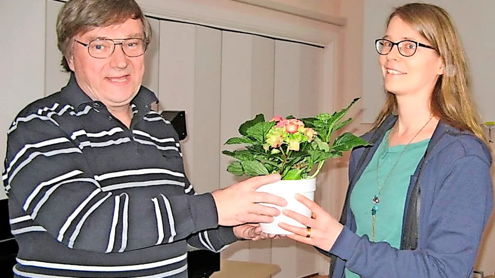 Rolf Lundström kassör i mer än 30 år vtackades av ordförande Anna Holmström. Foto: Gertrud Hellgren.