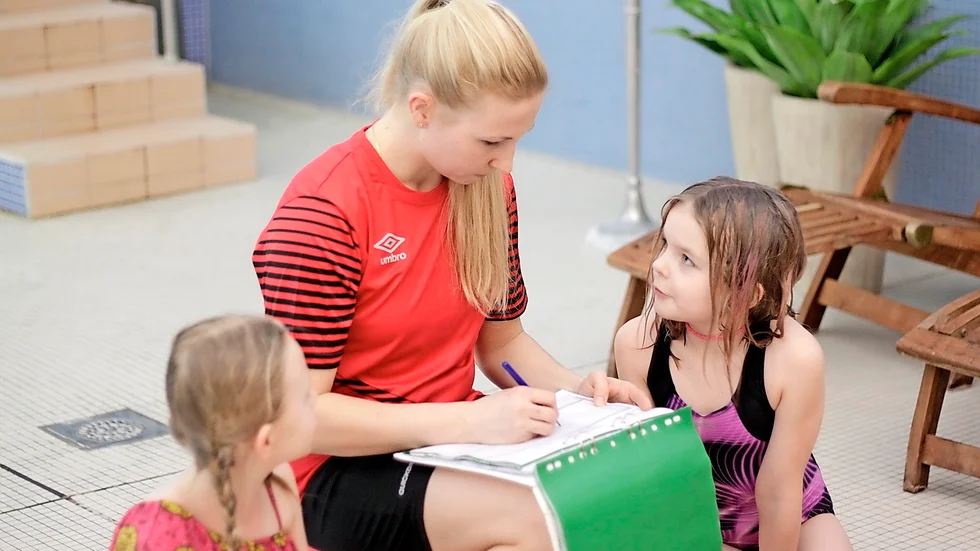 Upprop. Tränare Anna Hutny bockar av bland annat Ellen Larsson och Thea Lundström inför kvällens träning. Foto: Evelina Eriksson.