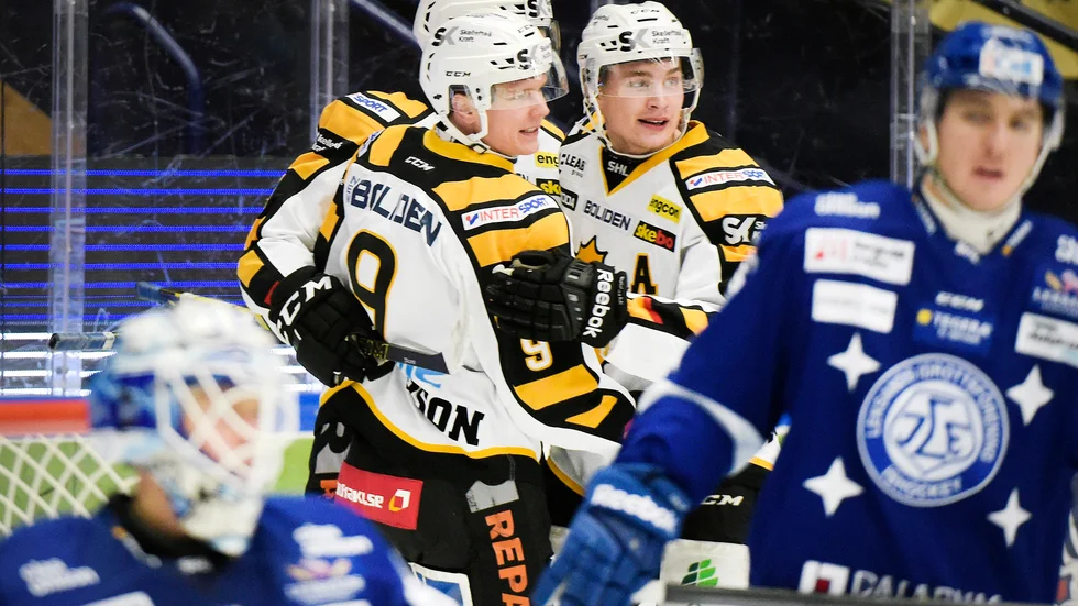 Gruppkram. Patrik Zackrisson kramas om efter han gjort 0–3 i sista perioden.