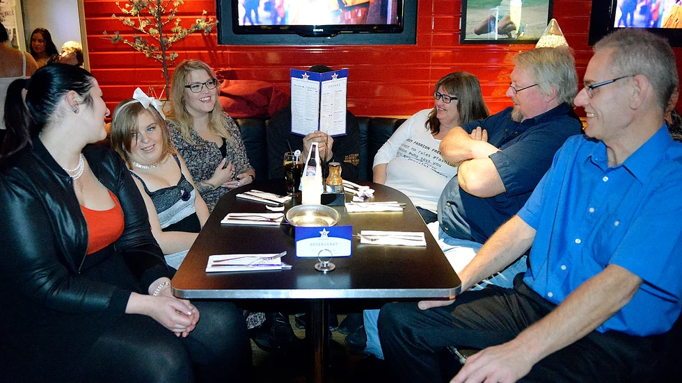 Från vänster Kim Stålblad, Petra Larsjos, Hanna Larsjos, Kim Larsjos, Anette Larsjos, Leif Boström och Sven-Olof Hägglund skulle snart få vara med om ett frieri. Foto: Annika Eriksson.