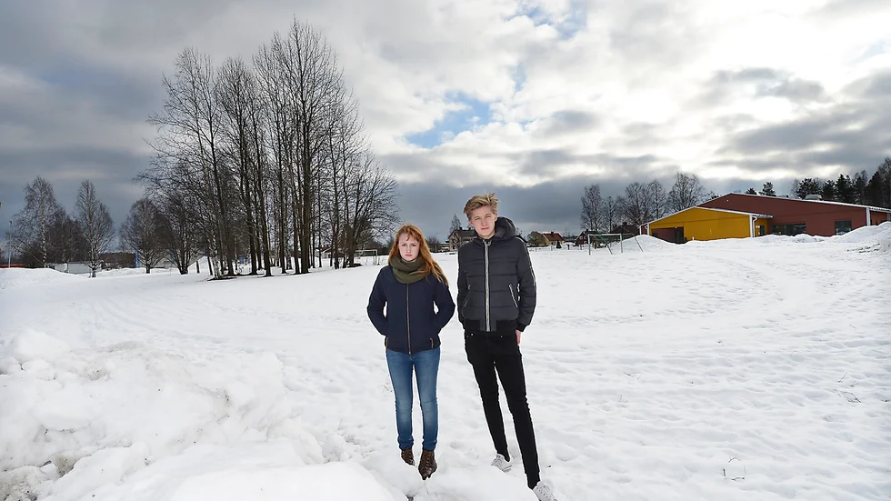 Förlorar fotbollsplan. Irma Stenlund och Isak Sjunnesson står framför den öppna planen där boendet ska byggas, enligt Skellefteå kommuns planer. Foto: Roine Sandlén.