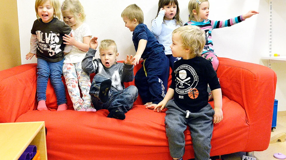 Bus. Maja Liljegren, Leona Karlsson, Charlie Liljegren, Elvin Pettersson, Tyra Abrahamsson, Nelly Nilsson och Alfred Grahn på soffkanten framför.