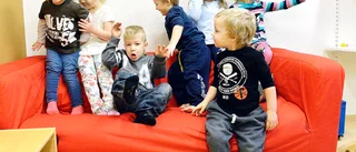 ”Jultomten gillar att leka i snön”