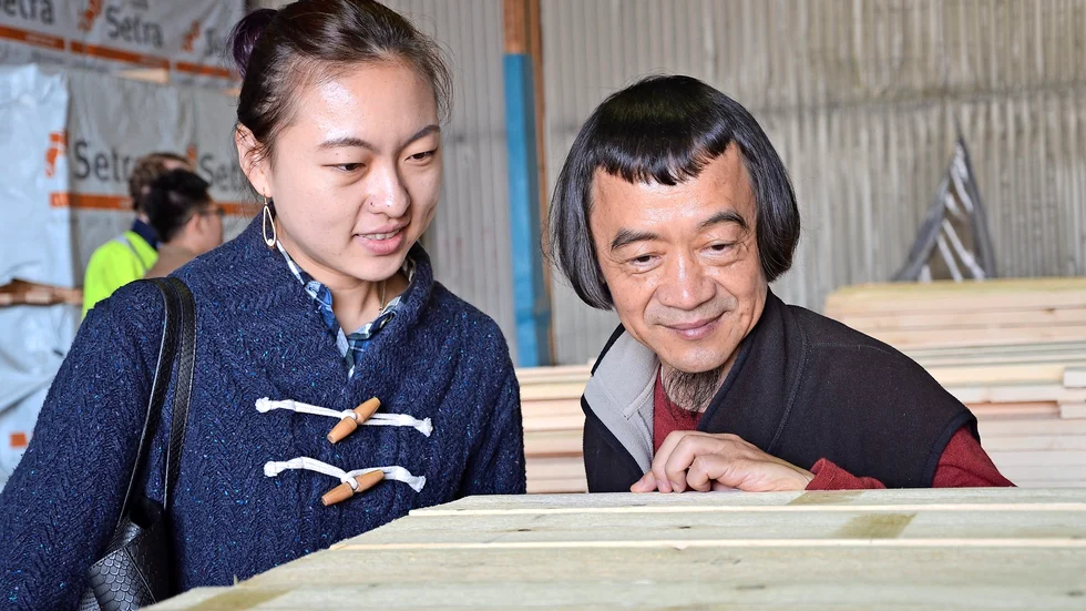 Granskar noga. Assistent Danyang och designer Zhu Xiaojie tittar noga på sågat trä från den svenska furan. Foto: Britta Stenberg.
