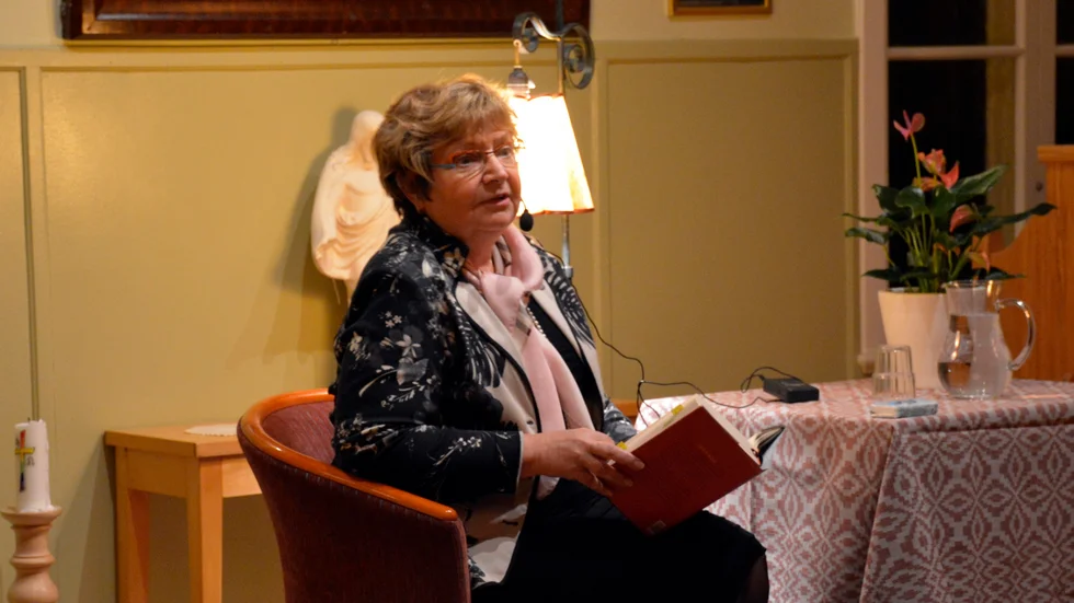 Först ut. I skön läsfåtölj till golvlampans sken var landshövding Magdalena Andersson först ut av årets högläsare. Foto: Picasa.