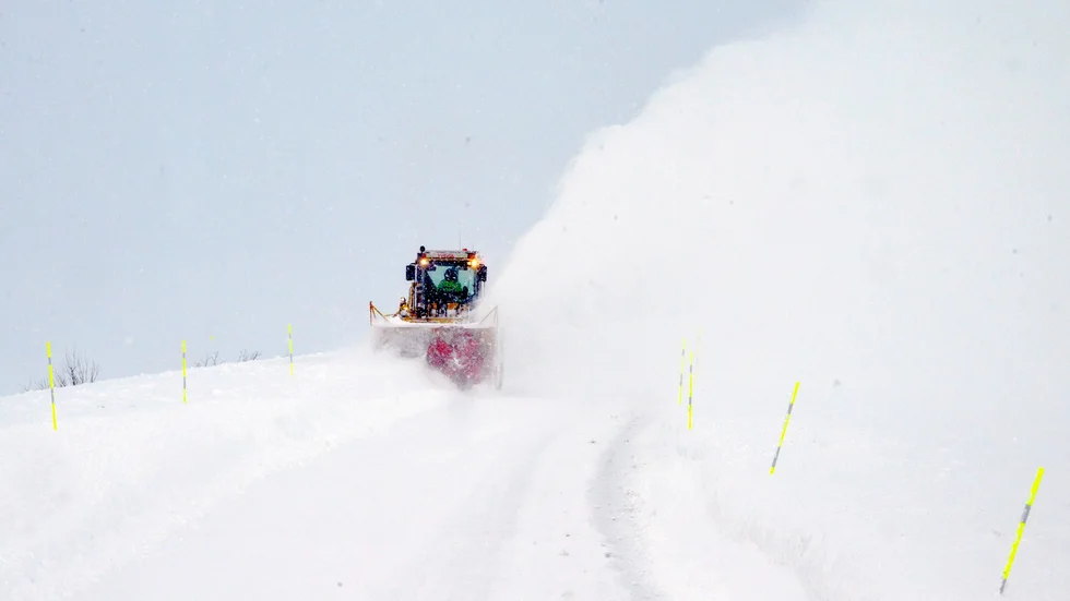 Vägen måste öppnas till full bredd innan trafiken kan släppas fritt. Breddningen görs med snöslunga. Foto: .