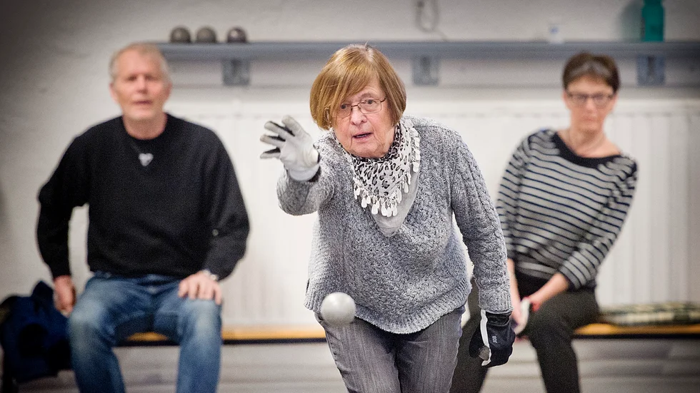 Entusiast. Karin Nilsson, 80 år, är inne på sitt 13.e år som boulespelare. ”Jag spelar tre dagar i veckan.” Foto: Lars Eriksson.