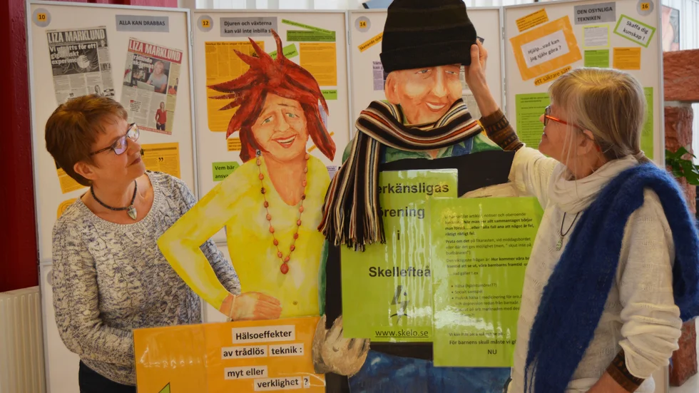 Frontfigurer. Ulla Eriksson och Katrin Westling står tillsammans med delar av utställningen. Foto: Susanne Lindberg.