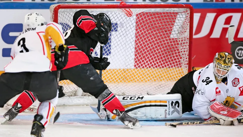 141104 JYP JyvŠskylŠ Sami Niku jagas av SkellefteŒs Niclas Burstršm och bevakas av mŒlvakt Erik Hanses under en match i CHL mellan JYP JyvŠskylŠ och SkellefteŒ den 04 november 2014 i JyvŠskylŠ. Foto: Juha Sorri / BILDBYRN / COP 154