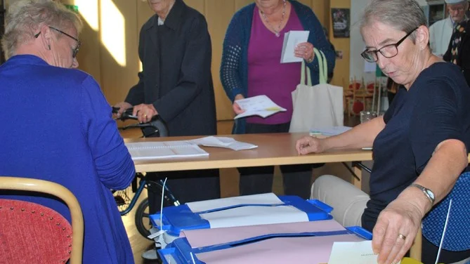 Margit Wahlbergs och Gertrud Jonssons röster hamnar i valurnan. Det ser valförrättare Lena Nilsson till. (Foto: Yvonne Rönngren)
