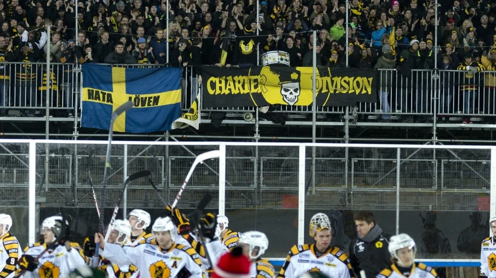 En man som tände pyroteknik i bortaklacken under utematchen i Göteborg blir nu avstängd från arenan i Skellefteå. Foto: TT