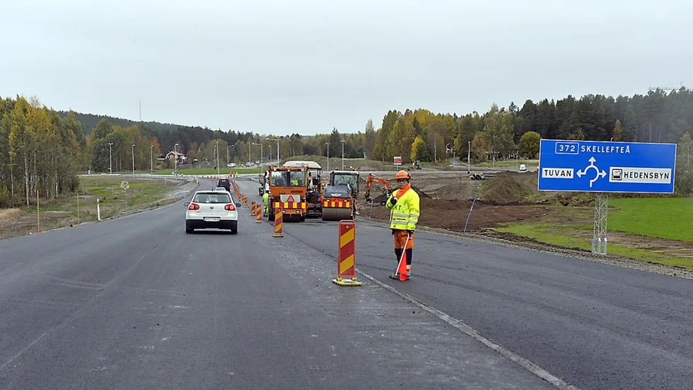 Asfaltering i Bergsbyn (Foto: Ulf Johansson)